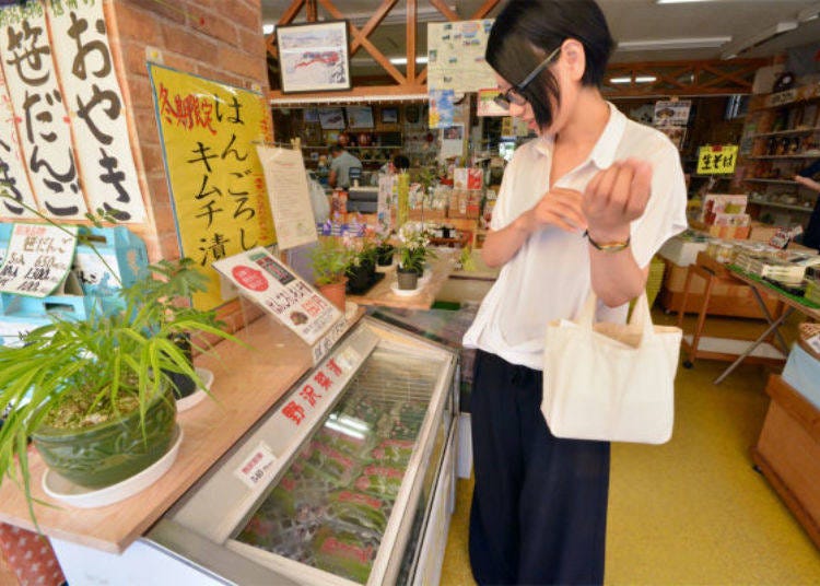 ▲妙高高原跨了新潟與長野兩個縣，因此在這裡可以看到「小竹葉丸子（笹団子）」與「菜包（おやき）」同時販售的景象。