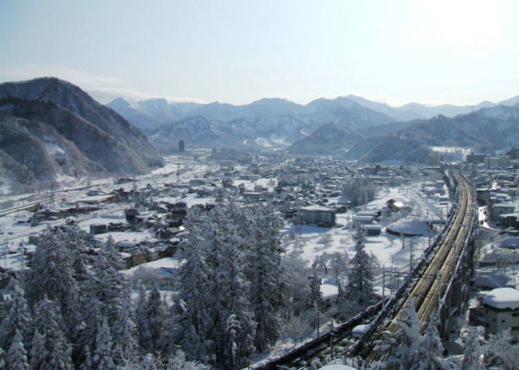 ▲ View of Echigo Yuzawa in winter looking down from the inn. If guests who will be staying at the inn telephone when they arrive at the station, a car will be sent to pick them up. (photo provided by Yukiguni no Yado Takahan)