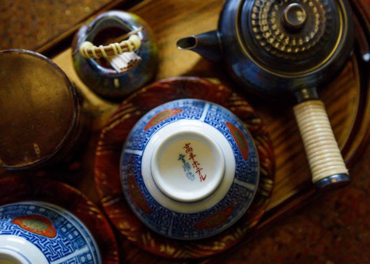 ▲ The tea cups in this special room were used during the Showa era and have the name Takahan Hotel printed on them.