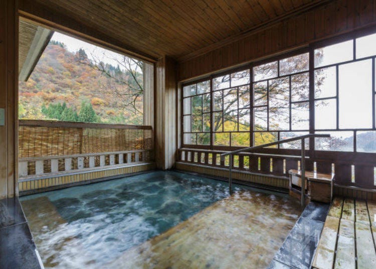 ▲ The open-air-bath has a roof over it so it can be enjoyed even when it snows or rains.