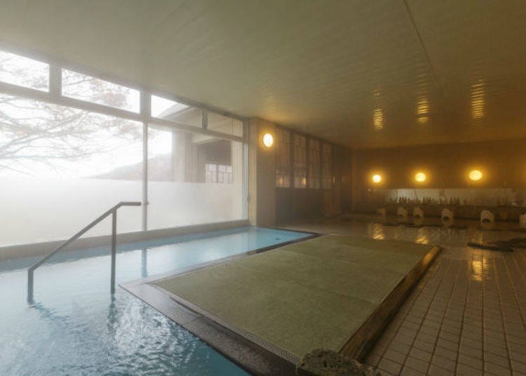 ▲ This is the indoor women’s bath. The green area in front is covered with tatami mats.