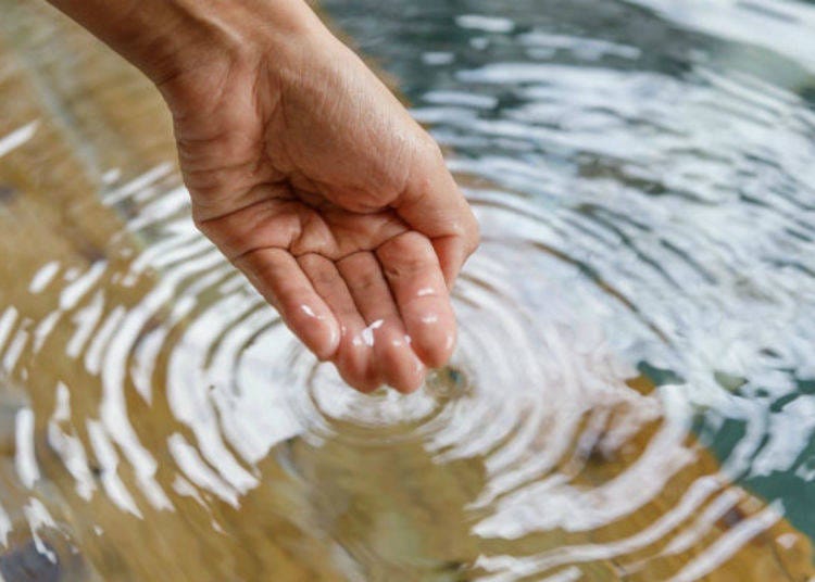 ▲ The water is clear and has a slight slippery feel to it. It is a simple sulfur hot spring said to be efficacious in treating chronic female disorders, cuts, diabetes, and chronic skin diseases.