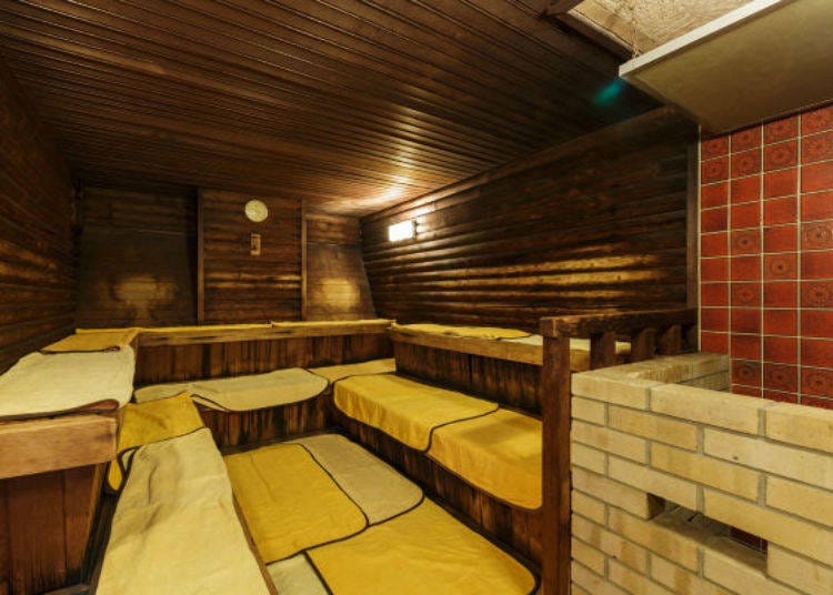 ▲ The sauna and cold water bath are popular with male guests.