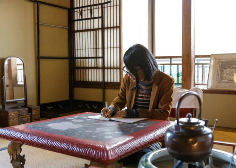 ▲ Having my photo taken while imagining myself to be like Yasunari. Lots of tourists like to have their photo taken like this.