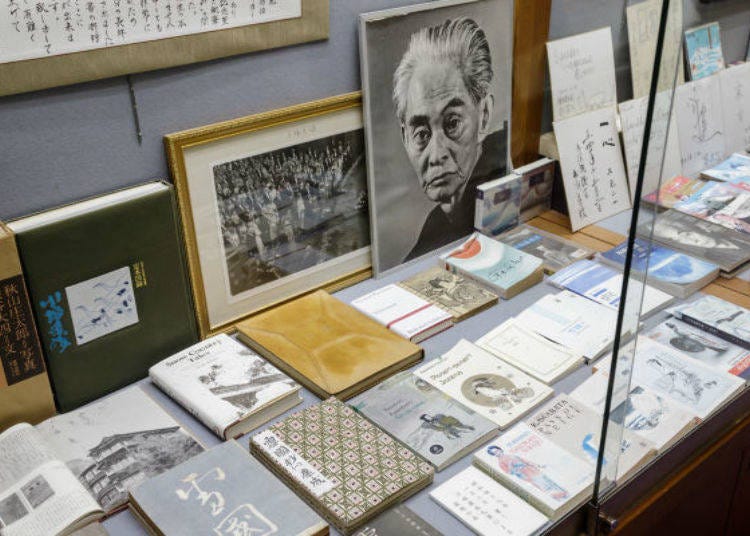 ▲ Snow Country has been translated into several other languages. I was told that Kawabata Yasunari fans from around the world who visit Takahan bring a copy of Snow Country printed in the language of their country and leave it as a gift to the inn.