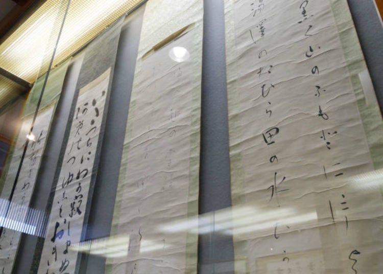 ▲ From the right are scrolls written by Yosano Akiko and Yosano Tekkan