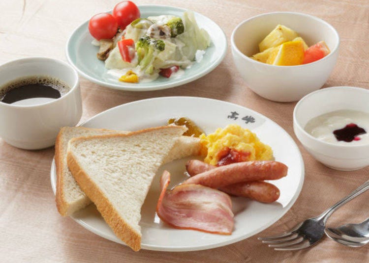 ▲早上习惯吃面包的人可以选择英式炒蛋、培根、香肠等西式早餐