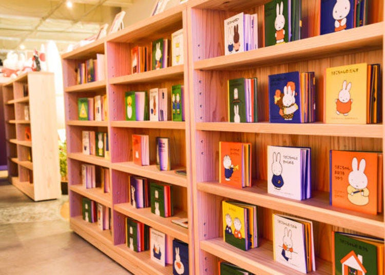 ▲ Visitors are greeted by shelves of Miffy picture books. It is also possible to read them in the café.