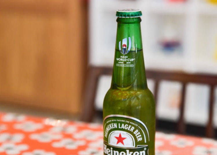 ▲店內提供荷蘭啤酒海尼根「Heineken（ハイネケン）」（中550日圓、大800日圓，售價均含稅）