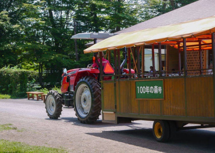 ▲Tractor heading to the bus tour