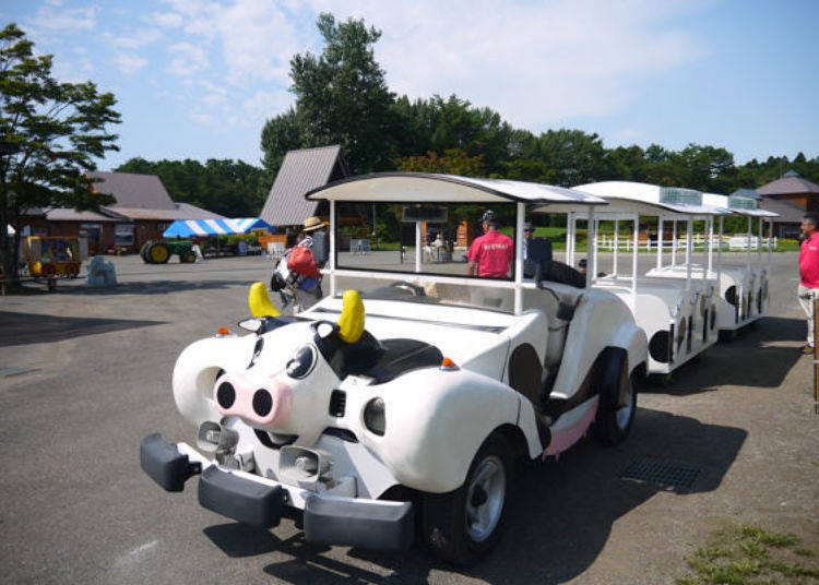 ▲The Park ’n’ Dairy Barn Shuttle heading towards Kamimaru Cowshed. When the bus departs it makes a moo sound