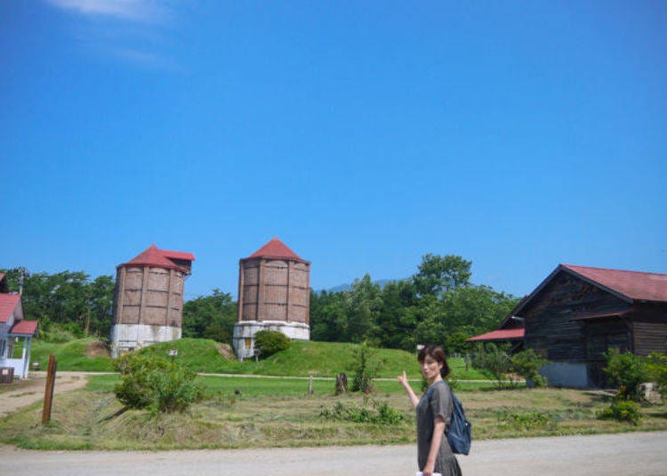 ▲The brick silo on the left was built in 1907 and the one on the right was built in 1908.