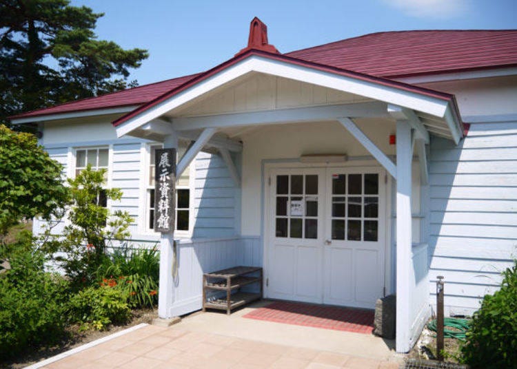 ▲The cute Koiwai Farm Museum with a red roof and white wall (Hours: 9:30 a.m. - 4:30 p.m.)