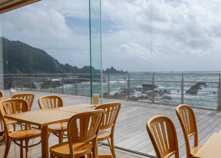 ▲You can get a panoramic view of the Sea of Japan from the window seats