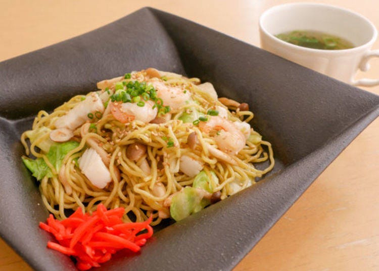 ▲The famous dish Oga Shottsuru Yaki-soba (fried noodles) (950 yen tax included). The fried noodles cooked with Shottsuru fish sauce made from hatahata has great texture.