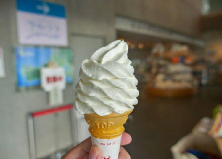 ▲오가산 소금이 들어간 ‘고타 소프트아이스크림’(300엔 세금 포함). 달콤함과 짭조름한 맛에 피곤함을 잊게 된다.