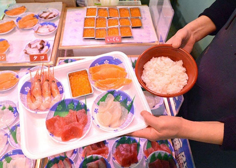 ▲From the right going clockwise, salmon, scallop, tuna, ama ebi (northern shrimp) and ikura (salmon roe)