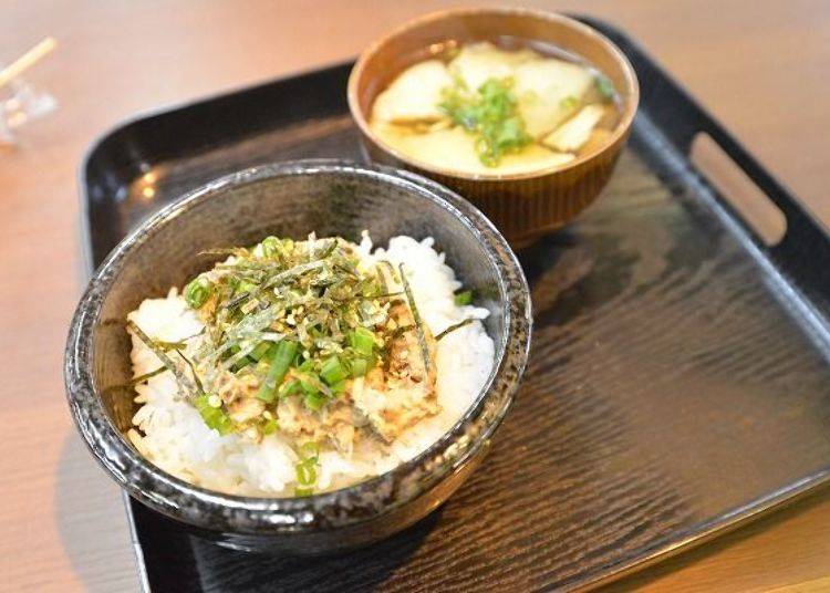 ▲Sabamayo-don (350 yen). With senbei-jiru soup (250 yen)