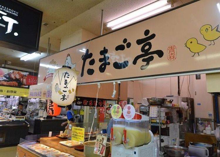 ▲The handmade thick omelet, from Tamago-tei, is usually sold out by evening.