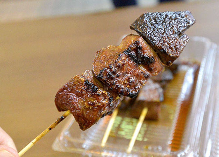 ▲Pork liver skewer (100 yen) with large portions