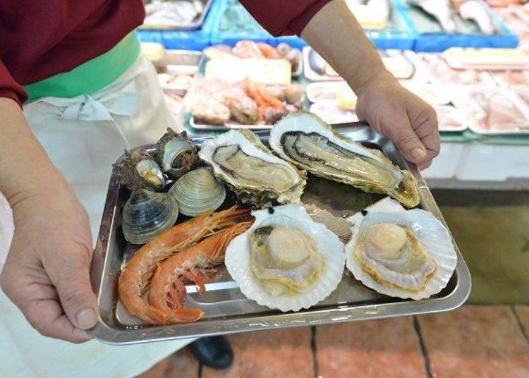 ▲The barbeque set that cost a total of 1,500 yen. Includes huge oysters!