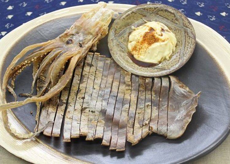 ▲Squids are a staple at other dried goods and unique delicacy shops. Dried surume-ika (Japanese flying squid) with mayonnaise and shichimi [a blend of 7 spices] is something special (photo provided by Hasshoku Center)