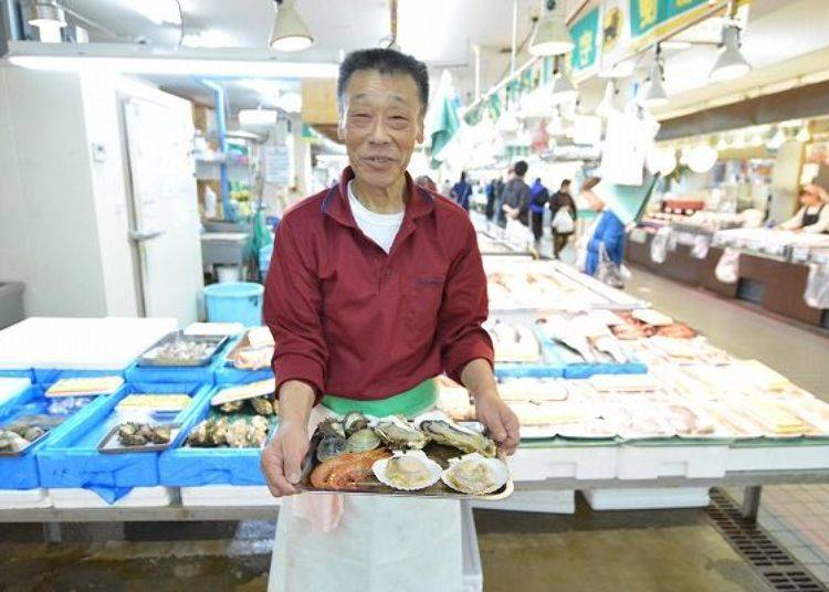 ▲Fresh fish shop Tochigi’s staff. He was embarrassed to share his name but didn’t mind posing for a picture