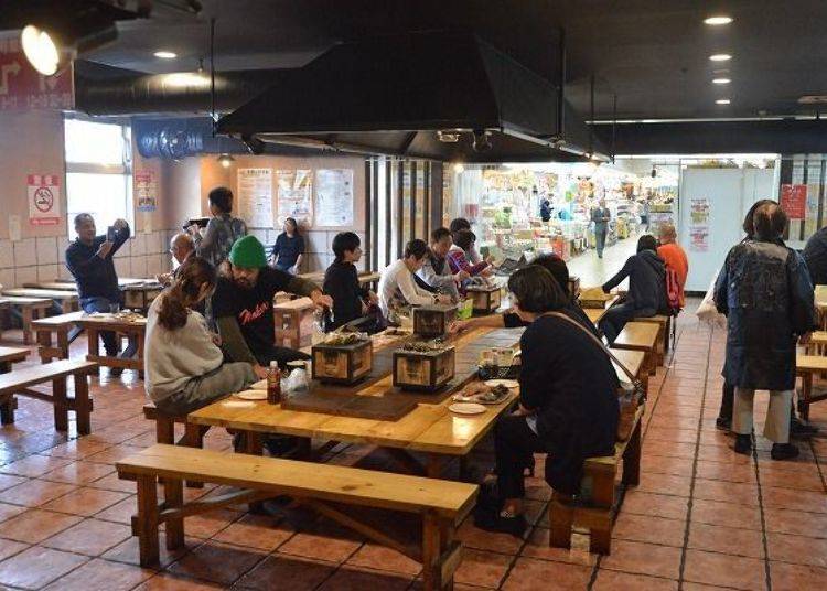 ▲七厘村は市場の東側にあります。入口の利用案内は日本語と英語で分かりやすく掲示されています。