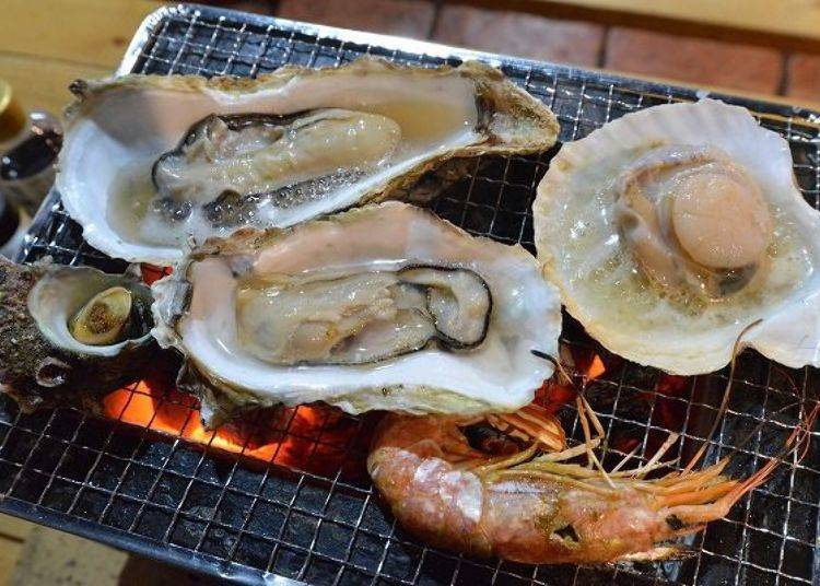 ▲目の前で焼ける魚介を見ているだけで、ワクワクが止まりません。