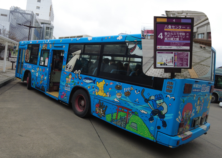 ▲八戸自動車道の各ICから車で約10分。JR八戸駅東口「4番バス停」からは、八食100円バスで約10分。Suica等の交通系ICカードも利用可能ですが、「乗車時」と「降車時」の2回タッチが必須です。タッチ忘れにご注意ください！