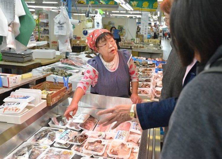 ▲「岩村商店」的中机Toshi小姐，在八食中心服务超过20年