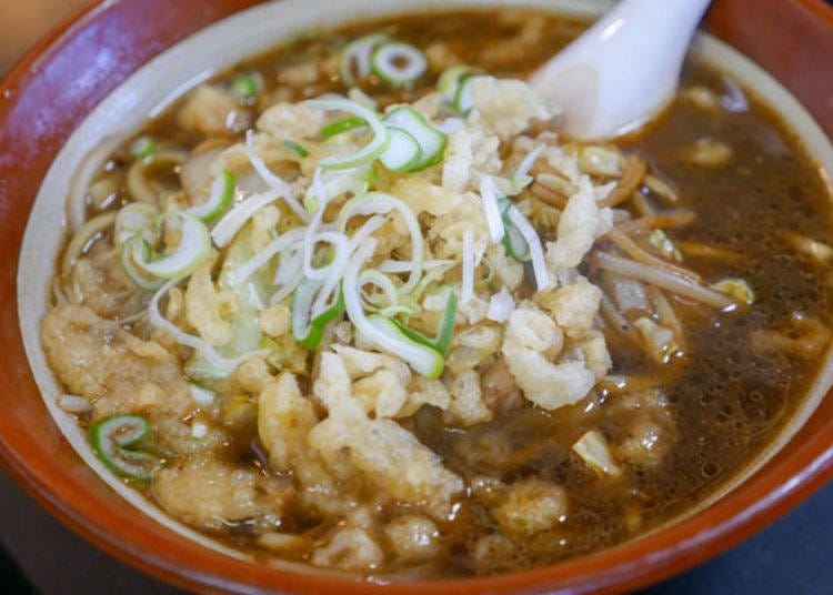 ▲The “Ganso Tsuyu Yakisoba” (700 yen tax included) is completed with lots of green onions and agetama (deep-fried flour batter bits) toppings.