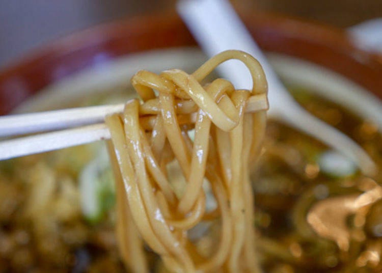 ▲The chewy, thick flat noodles have a nice texture and match the rich sauce
