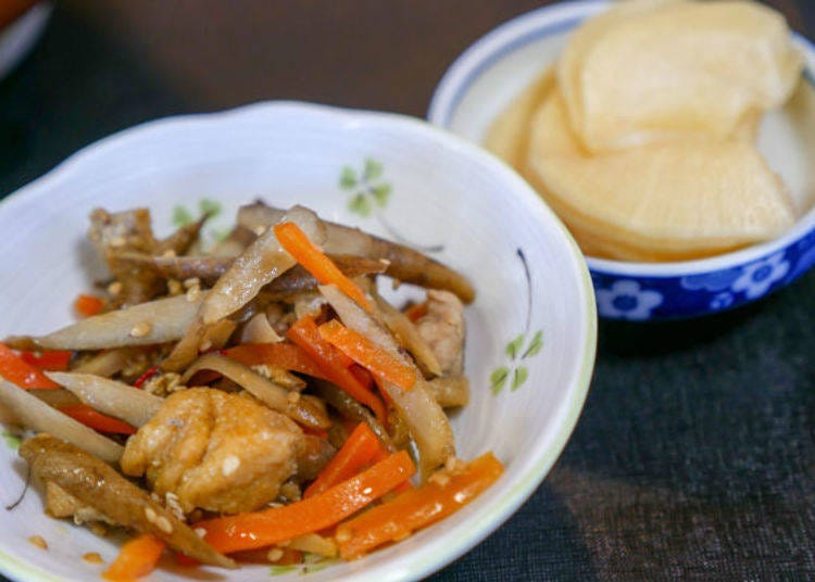 ▲The kimpira gobo (chopped burdock root cooked in sugar and soy sauce) and radish pickles that comes with the set is also a nice addition