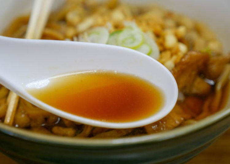 ▲The shoyu based soup made with chicken bones and kombu dashi (kelp soup stock) is light and goes down smoothly.