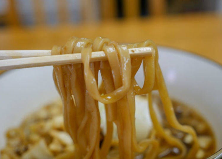 ▲The thick flat noodles made with flour from Aomori Prefecture