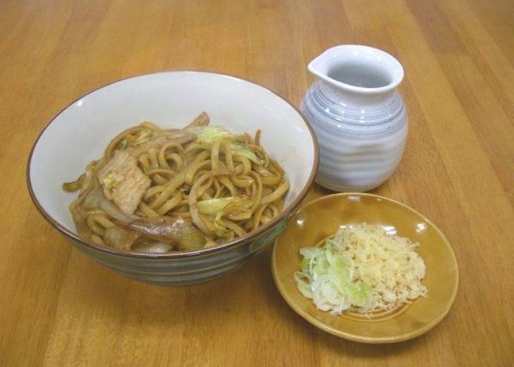 ▲Kuroishi Yakisoba and soup are separate, and the popular the “Bake Yakisoba” (650 yen tax included) allows you to enjoy both flavors (Photo provided by Suzunoya)