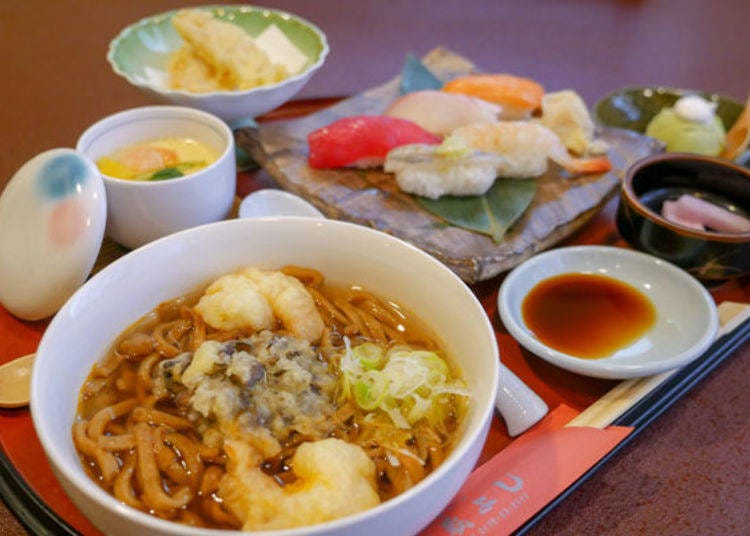 ▲Tsugaru, the tsuyu yakisoba set that offers local ingredients of the Tsugaru region year-round (1,500 yen excluding tax). From the left going clockwise, Kuroishi Tsuyu Yakisoba (small), Slightly Sweet Tsugaru Chawanmushi , Dakekimi corn tempura, 5 item sushi set, Kurayoshi handmade matcha ice cream, and Shichinohe Yamaimo Shibatsuke (pickles)