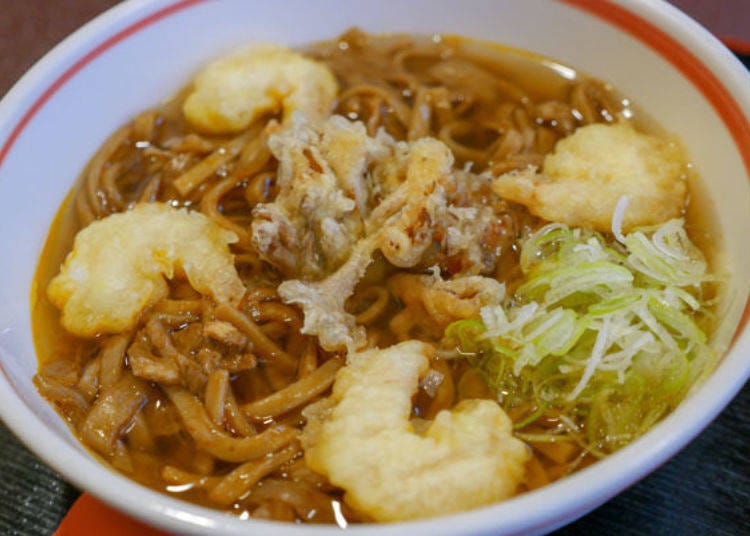 ▲새우튀김과 잎새버섯 튀김이 토핑된 ‘쯔유 야키소바’ (800엔･부가세 별도)