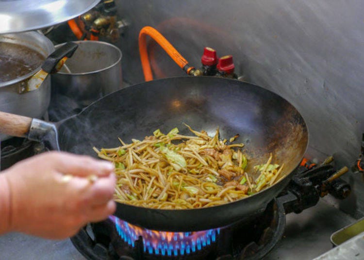 ▲滿滿的高麗菜、豆苗菜和豬肉等食材和麵，用秘傳醬料翻炒而成的日式炒麵。