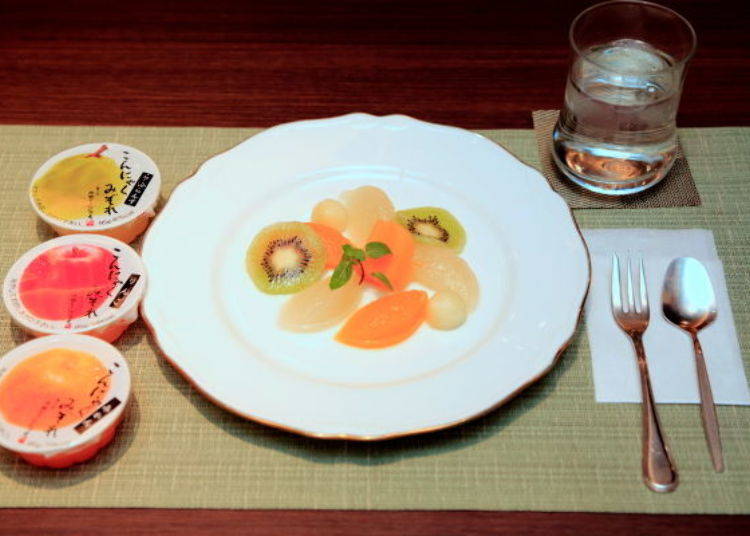 ▲「蒟蒻蘿蔔泥～水果拼盤～」含飲料套餐650日圓（未含稅）