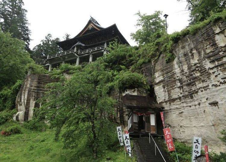 The view of Enzoji Temple from the old road. Right in front is the hall where Vairocana, one of the Buddhas of Sino-Japanese Buddhism, can be worshipped.