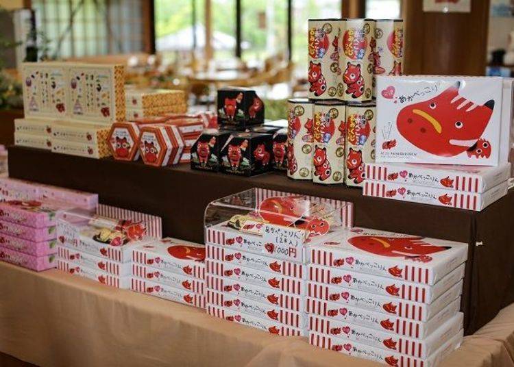 The Akabeko will be given its own carrying case for you to bring home in, and while waiting for the paint to dry, you can browse the area. At the souvenir corner, sweets, trinkets, and other souvenirs are all emblazoned with the happy face of the Akabeko.