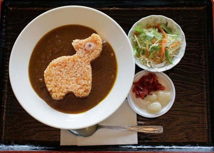 The Akabeko curry (850 yen, with tax), popular with both adults and children.
