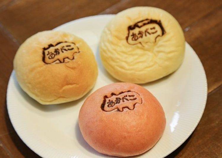 Akabeko buns, which come in three colors (180 yen each, without tax)