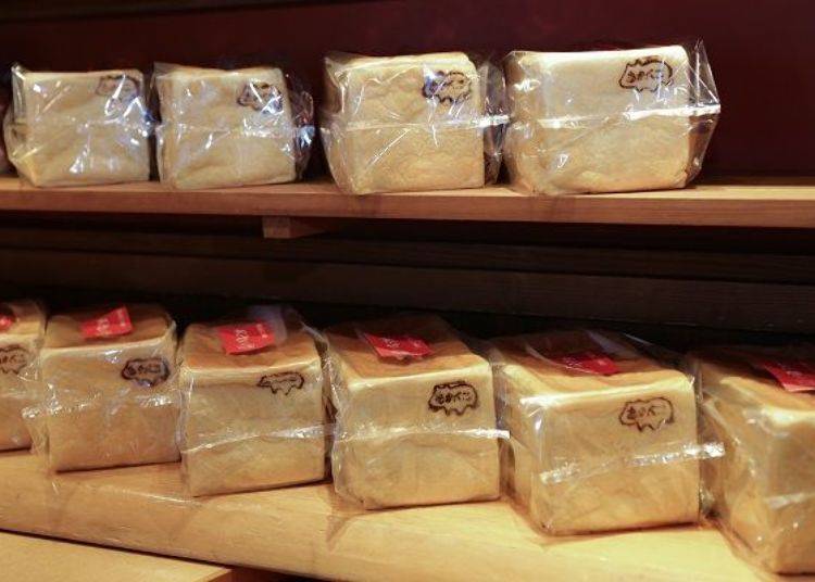 일본산 버터와 첨가물을 사용하지 않은 몸에 좋은 빵들로 한가득. 테두리까지 부드러운 식빵에도 아카베코 낙인이 찍혀 있다. 1근 320엔, 한 묶음(2근) 600엔 (모두 부과세 별도)