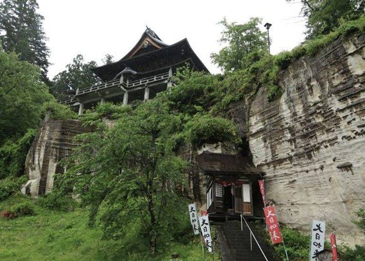 ▲從古道望向正上方的圓藏寺。眼前是供奉「大日如來」的佛堂