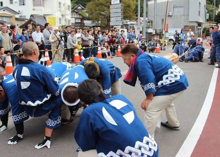 ▲重現紅牛傳說的圓木頭的拔河勇猛祭典