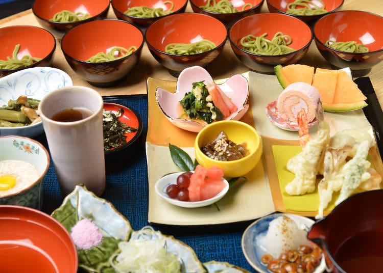 月見坂的途中有一家人氣十足的蕎麥麵店「蕎麥麵處義家」