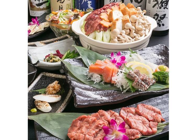 A course of eight dishes at 4,500 yen includes free flow drinks, a hotpot set of your choice and one of the following all-you-can-eat style: gyūtan, outside skirt steak or deep-fried breaded pork cutlet.